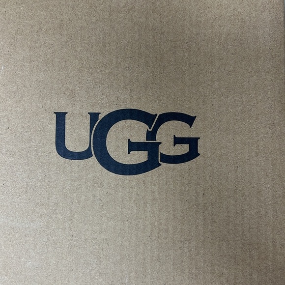 UGG K SPORT YEAH GLITTER 
PINK
USA 13
Closure type
Hook & Loop
Water resistance - Picture 8 of 8